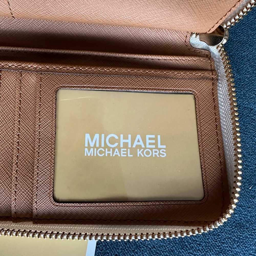MICHAEL Michael Kors
Logo Jet Set Travel Continental Cream Wristlet Wallet NWT - Picture 4 of 14